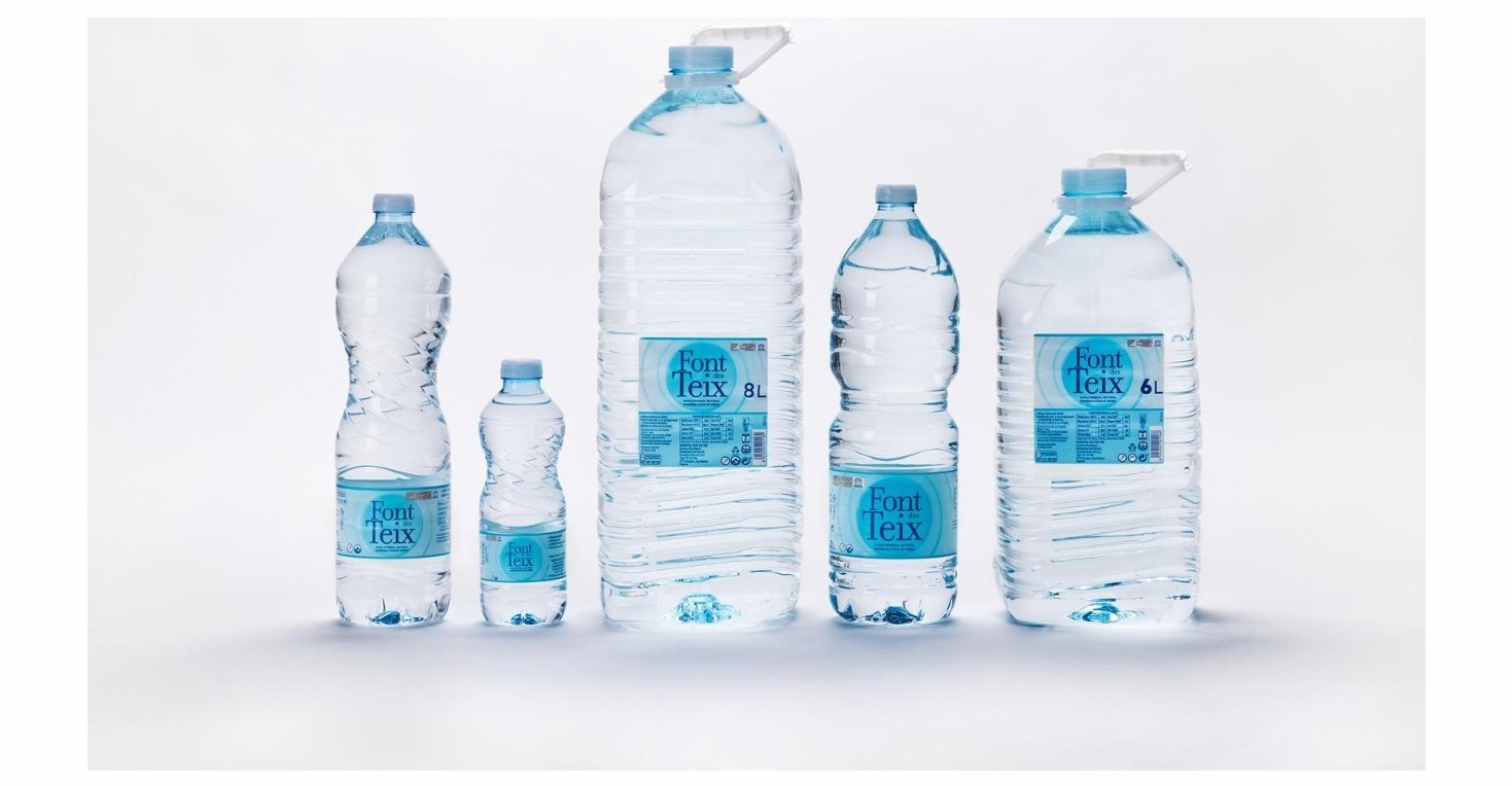 Botellas de agua mineral natural Font des Teix